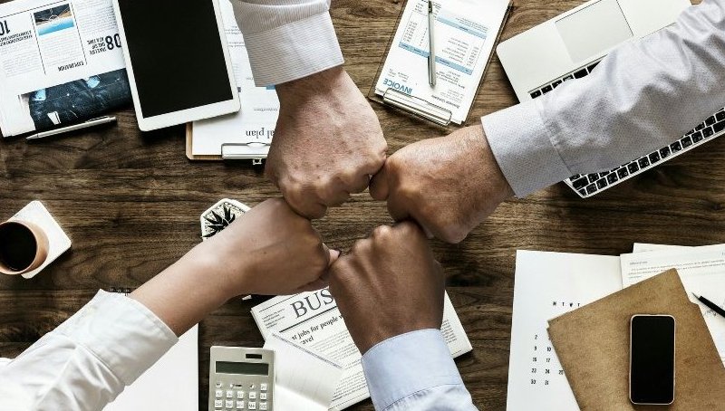 teamwork-3213924.jpg
